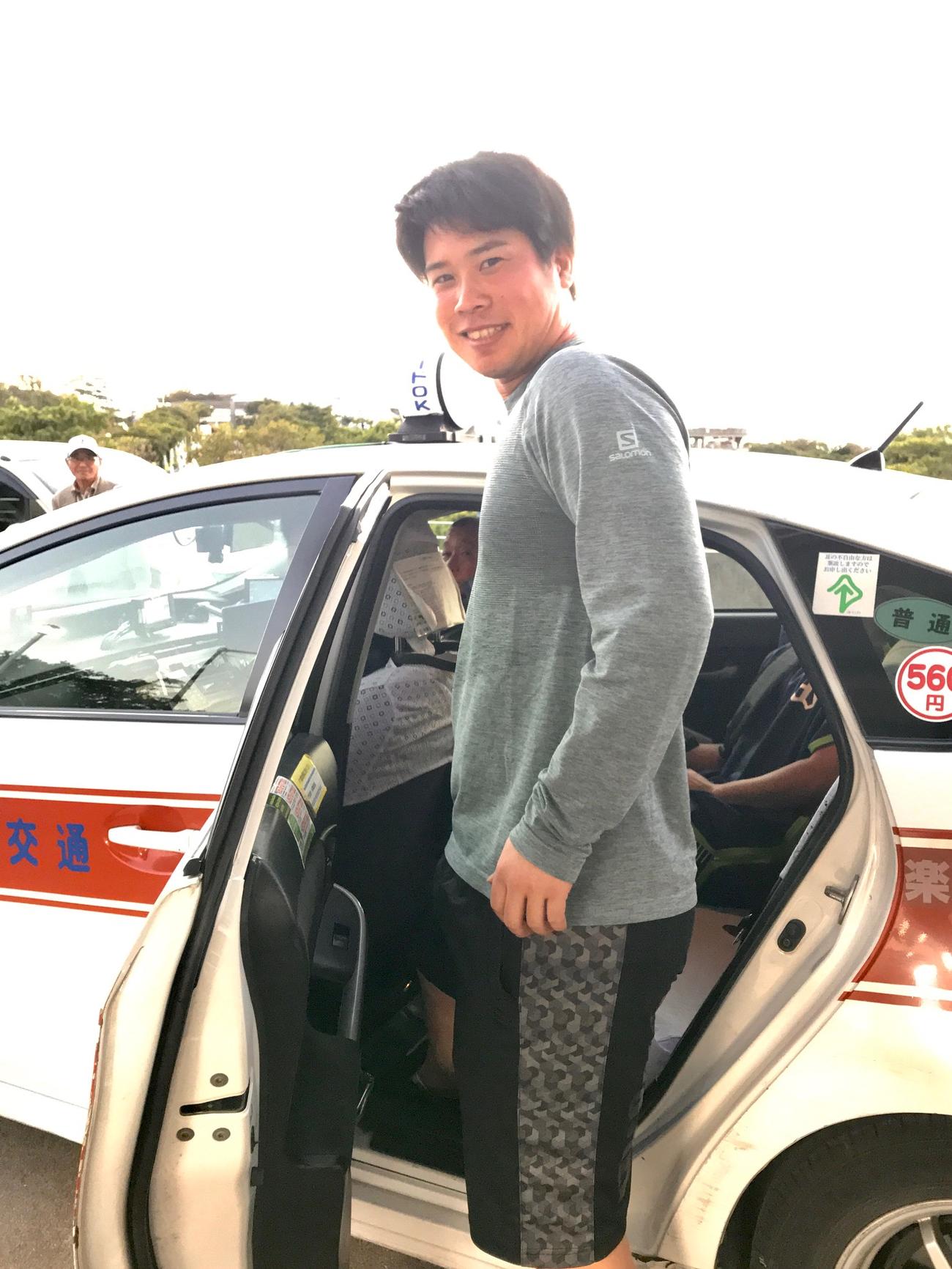 午後6時15分、全選手の最後に練習場を引きあげるヤクルト奥村（撮影・保坂恭子）