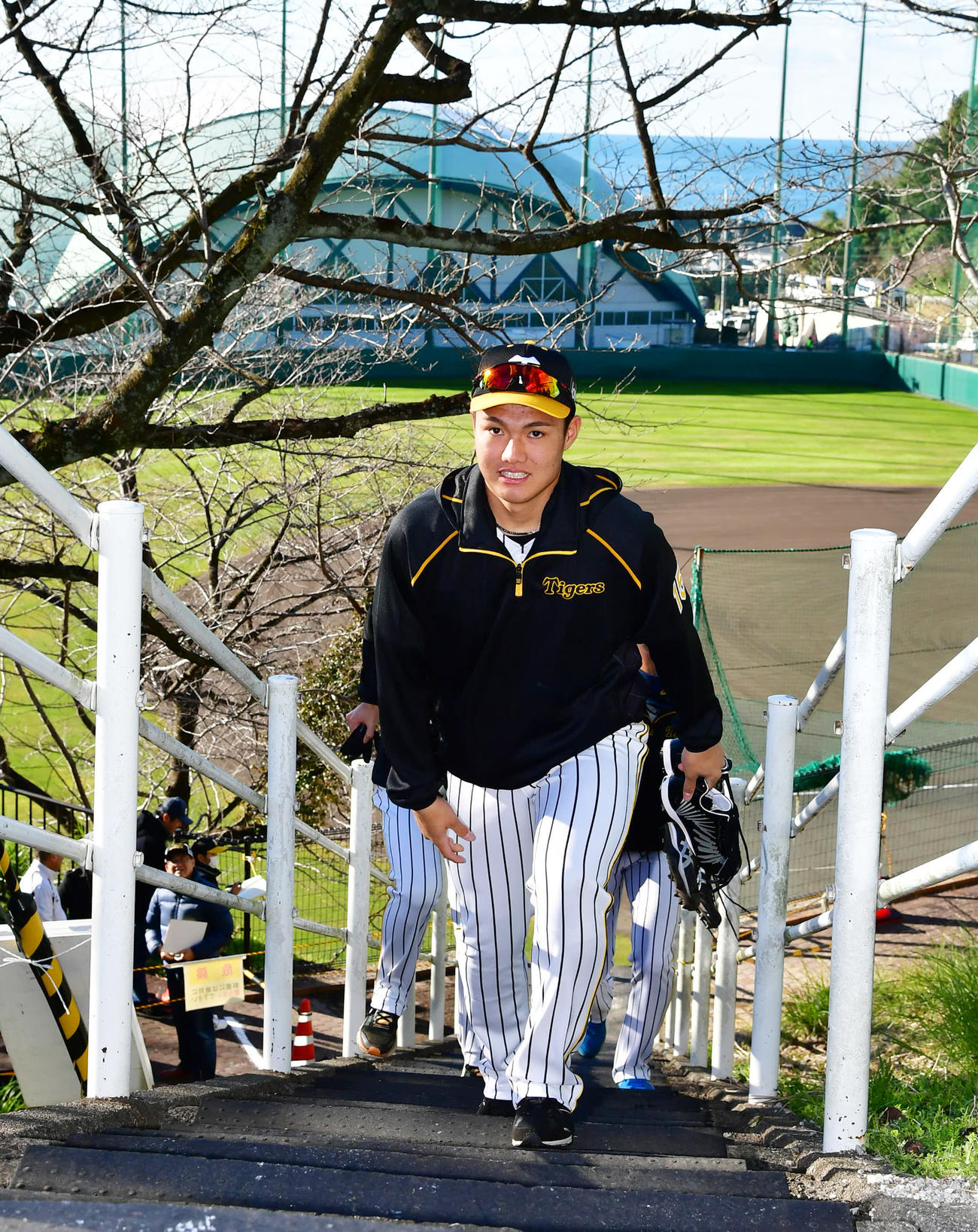 メイン球場への階段を上がる西純（撮影・清水貴仁）