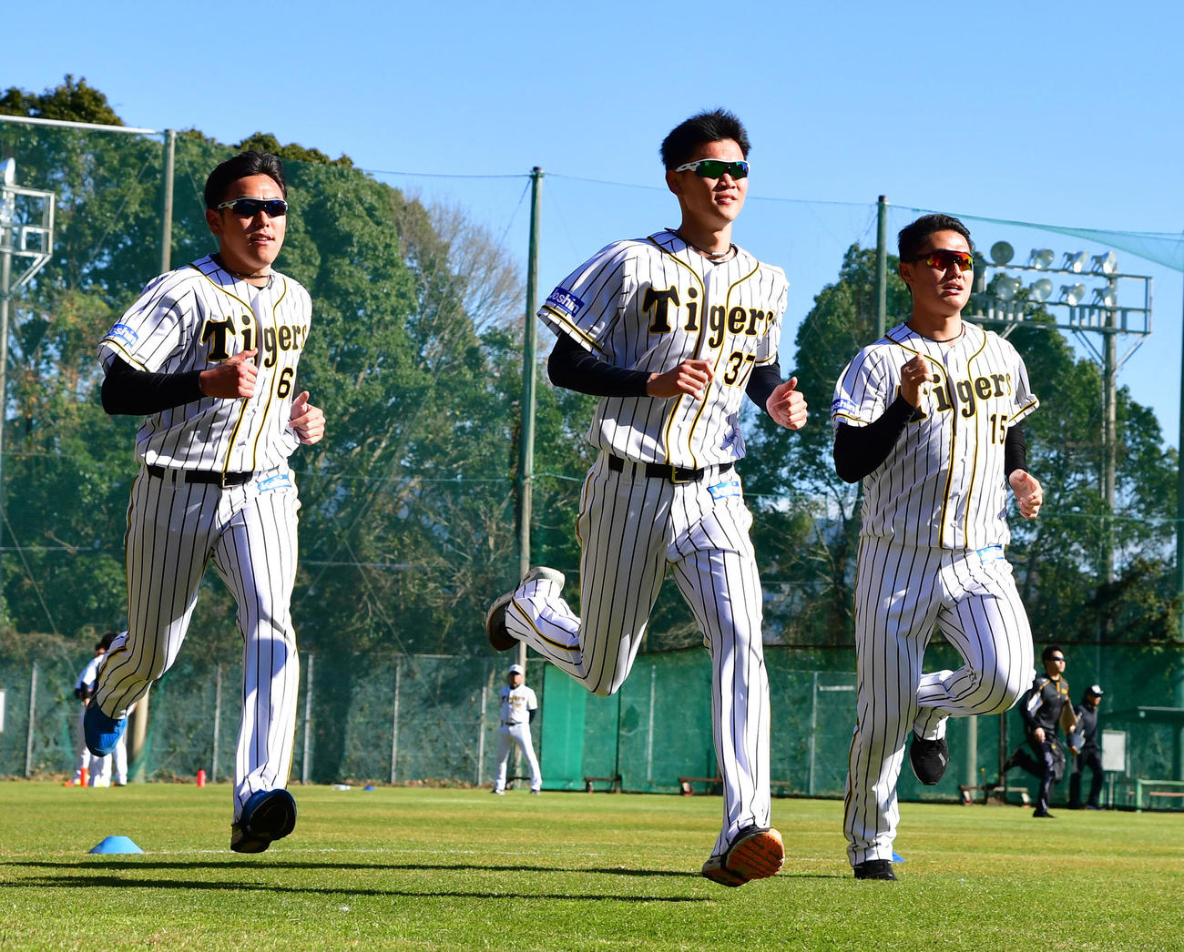 強化ランニングで汗を流す小川一平（左）、及川雅貴（中央）、西純矢（撮影・清水貴仁）