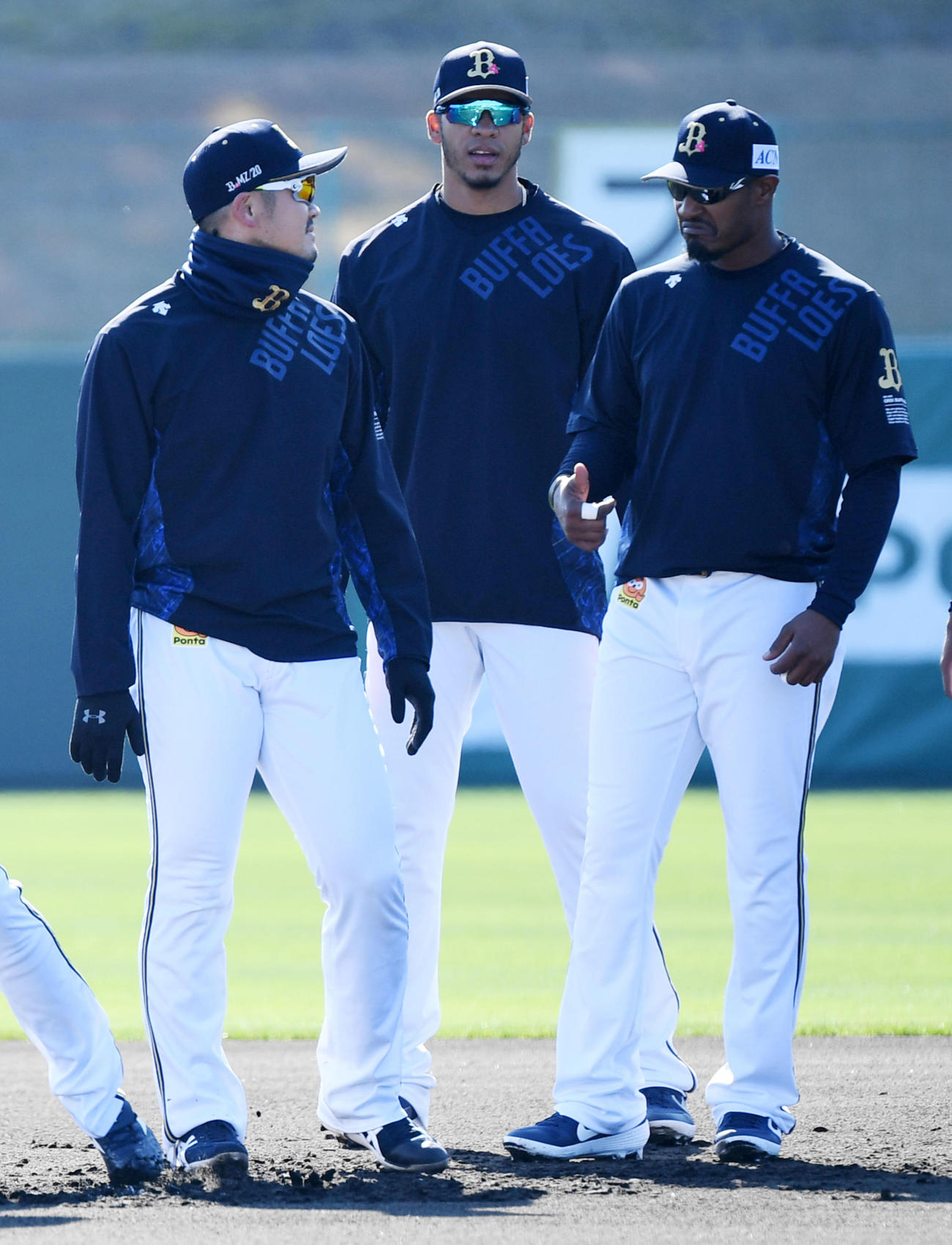 オリックス　ベースランニングでT－岡田（左）と話すジョーンズ（右）。中央はモヤ（撮影・前岡正明）