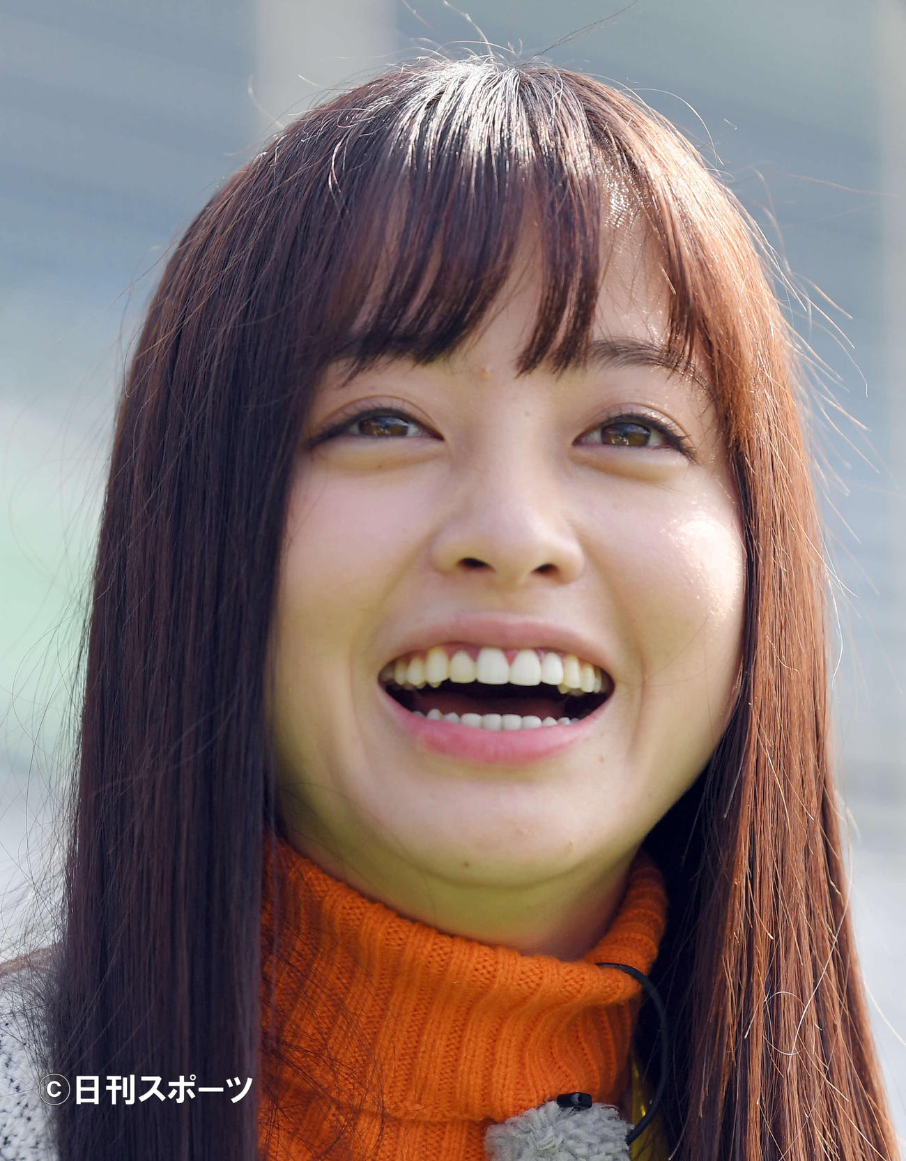 サンマリンスタジアムに幸運の女神出現か！？いえ、巨人ナインの練習を笑顔で見つめるのは女優橋本環奈でした（撮影・加藤諒）