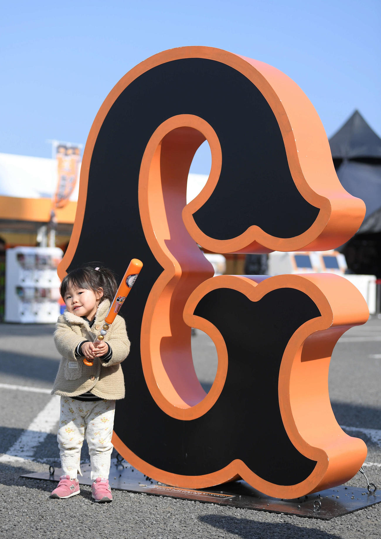 サンマリンスタジアム外には「G」のモニュメントが設置され、女の子がポーズをとっていた（撮影・加藤諒）