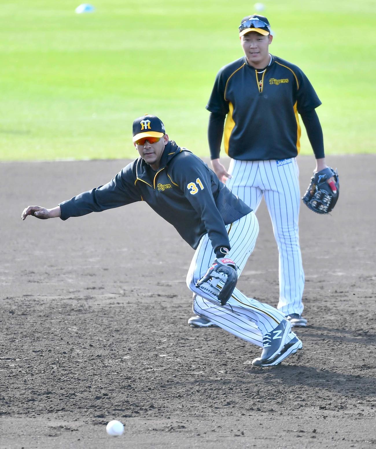三塁を争う大山（右）と早出特守に参加し軽快な動きを見せる阪神マルテ（撮影・上田博志）