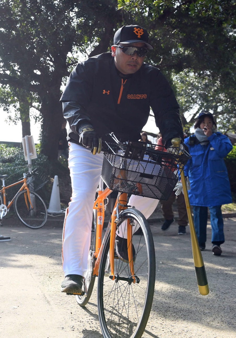 自転車で移動する巨人阿部慎之助2軍監督（撮影・たえ見朱実）