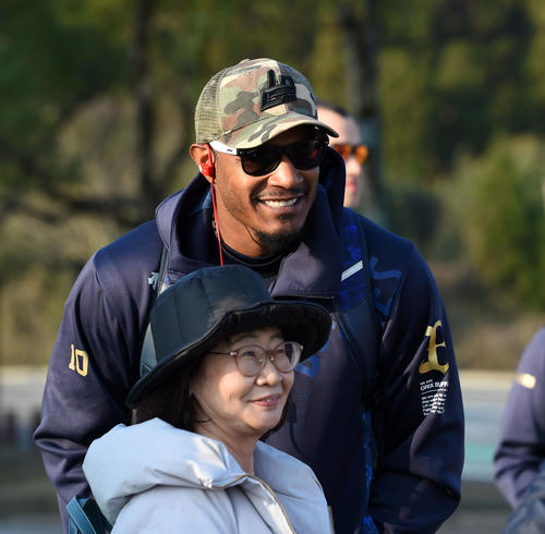 到着後、ファンと笑顔で記念撮影を行うオリックスのジョーンズ(撮影・前岡正明)