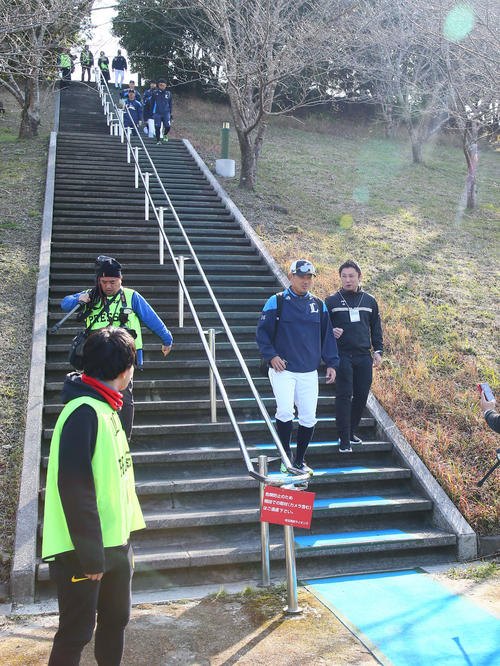 長い階段を下り移動する西武松坂(右から2人目)(撮影・足立雅史)