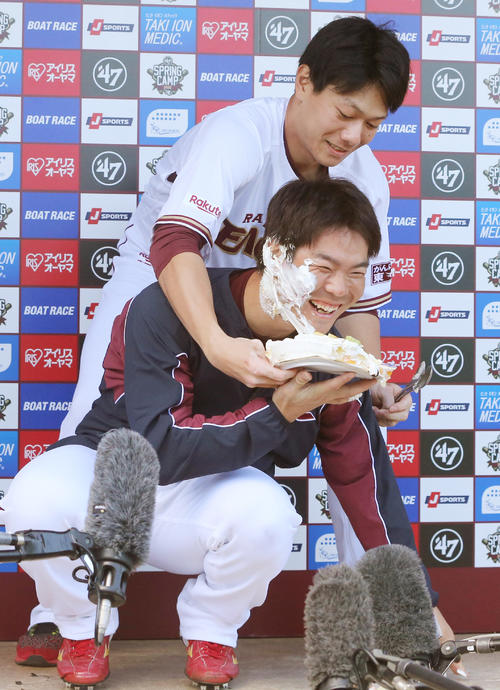 30歳の誕生日を迎えた楽天島内は、田中(上)からケーキを顔につけられ笑顔(撮影・野上伸悟)