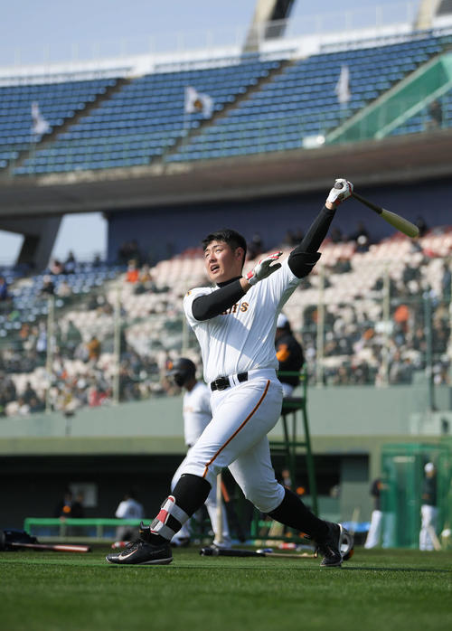サンマリンスタジアムで打撃練習する巨人岡本(撮影・加藤諒)