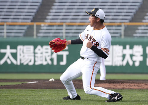 投内連係の練習で送球後にガッツポーズを見せる巨人田口(撮影・河野匠)