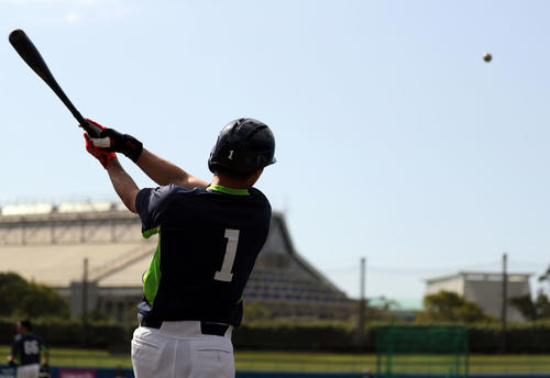 打撃練習で汗を流すヤクルト山田哲人(撮影・狩俣裕三)