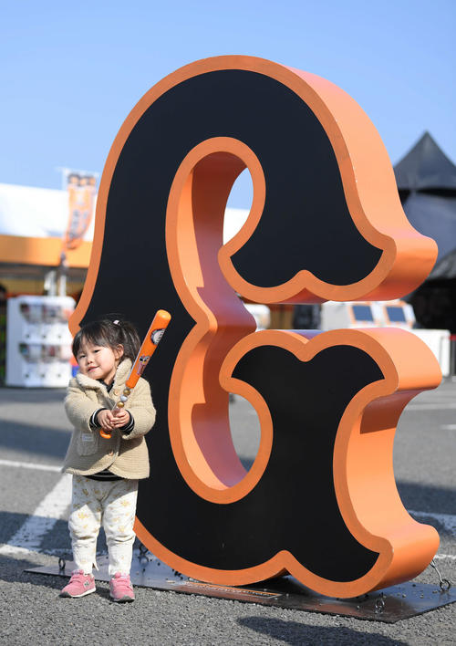 サンマリンスタジアム外には「G」のモニュメントが設置され、女の子がポーズをとっていた(撮影・加藤諒)