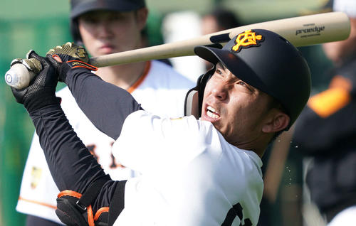 汗を飛ばして打撃練習する巨人平間(撮影・加藤諒)