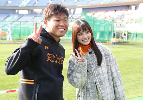 練習後、橋本環奈(右)と記念撮影する巨人田口(撮影・河野匠)