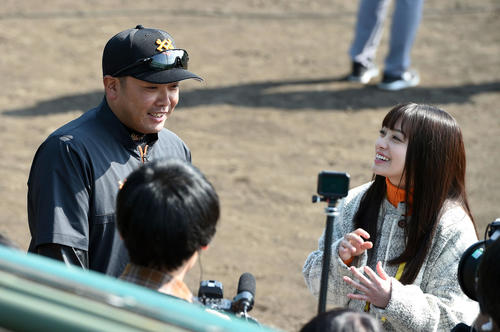 橋本環奈(右)のインタビューに笑顔を見せる巨人阿部慎之助2軍監督(撮影・たえ見朱実)