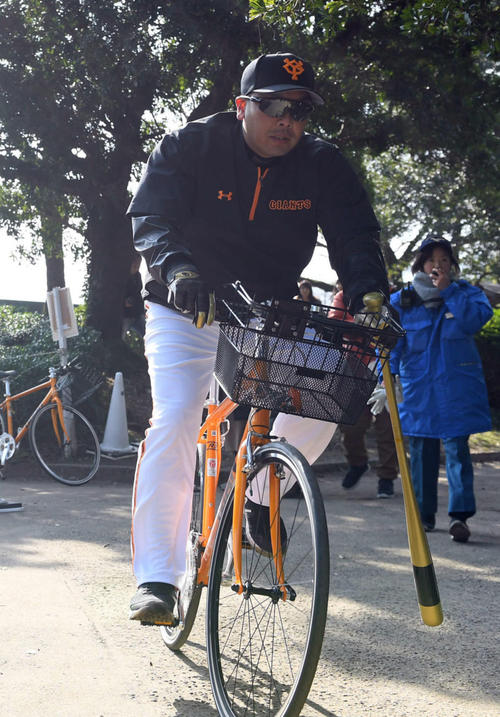 自転車で移動する巨人阿部慎之助2軍監督(撮影・たえ見朱実)