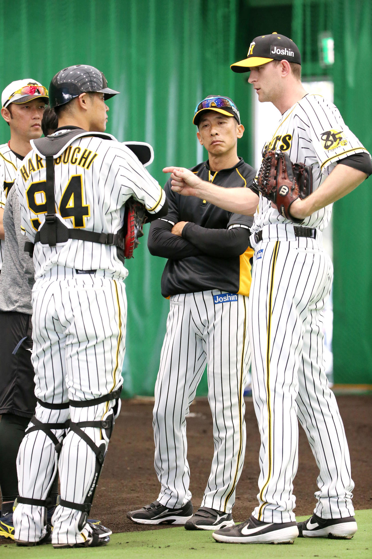 ブルペンで投球を終えた阪神ガンケル（右）は捕手務めた原口と話す、左から3人目は矢野監督（撮影・上山淳一）