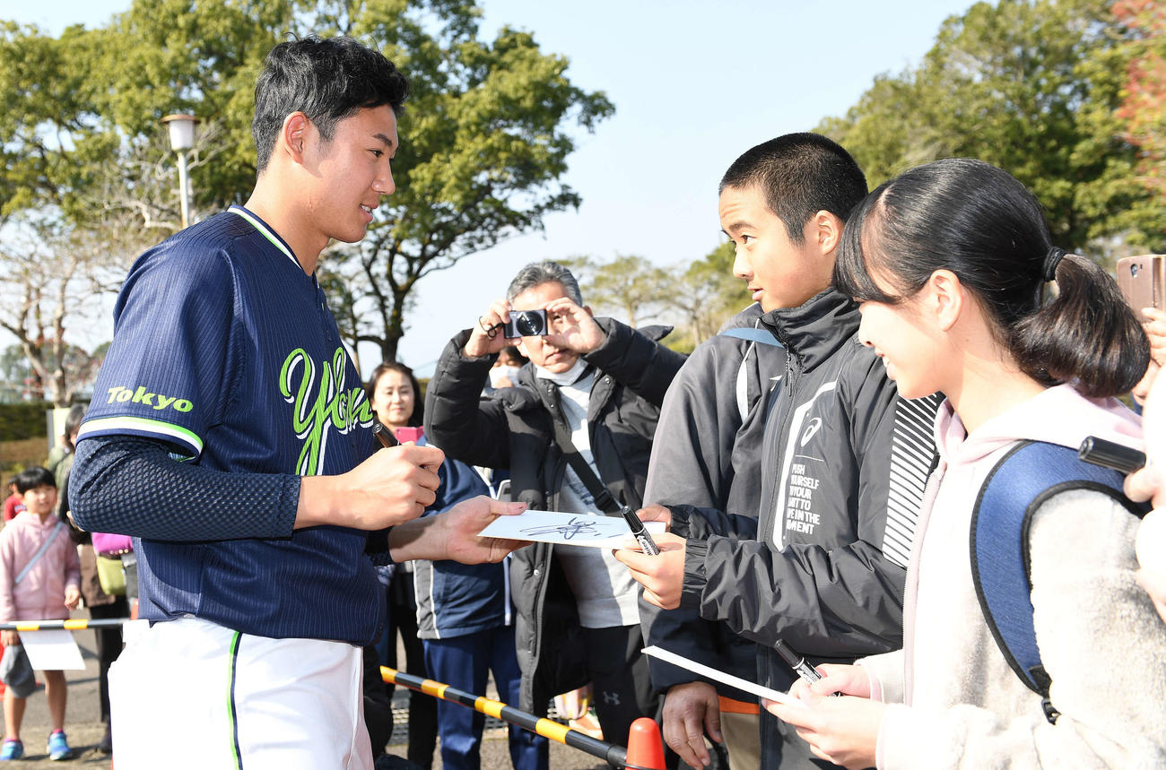 ファンにサインするヤクルト奥川（撮影・鈴木みどり）