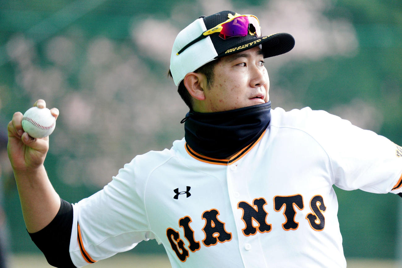 ブルペン投球を前にキャッチボールする巨人菅野（撮影・加藤諒）
