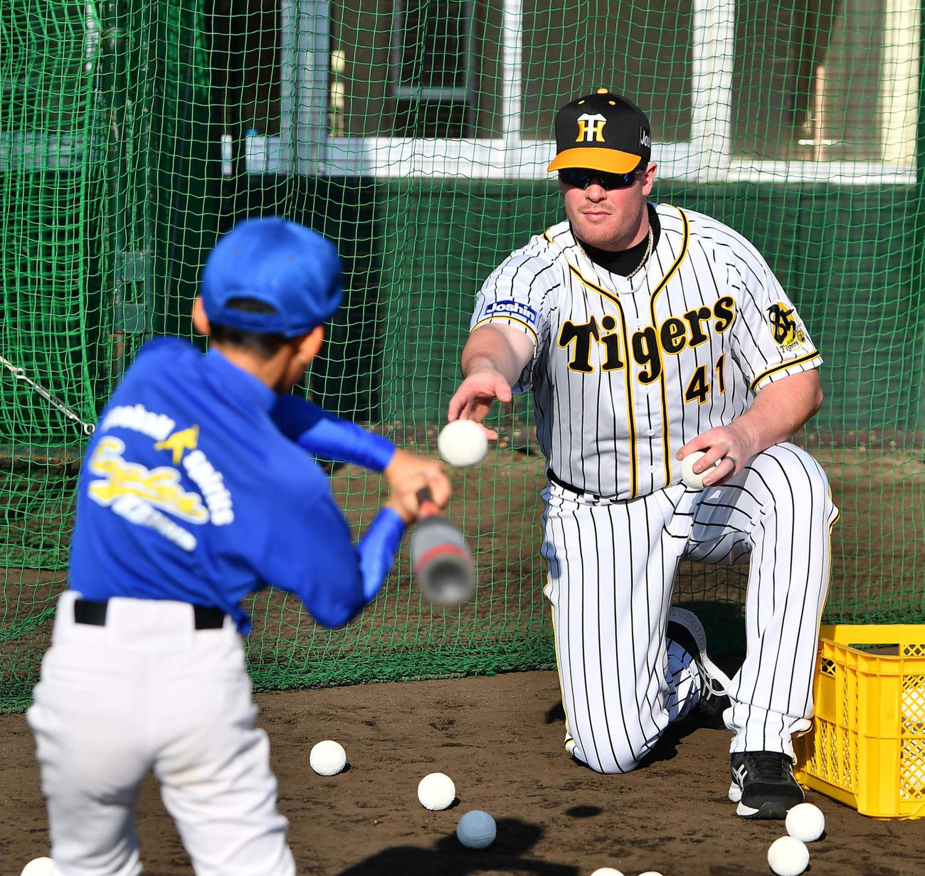 野球教室に参加し少年にトスをあげるジャスティン・ボーア（撮影・上田博志）