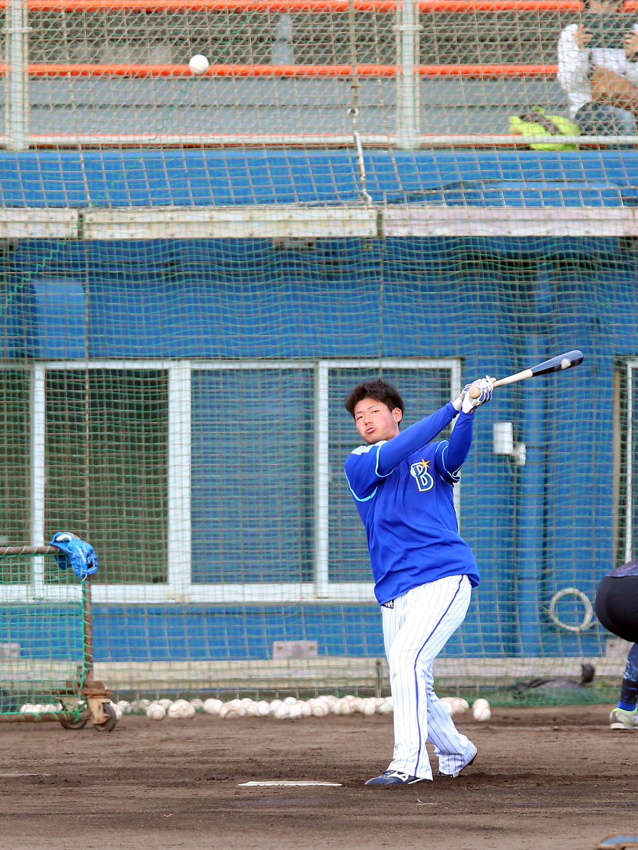 全体練習後にロングティーをするDeNA蝦名（撮影・大野祥一）