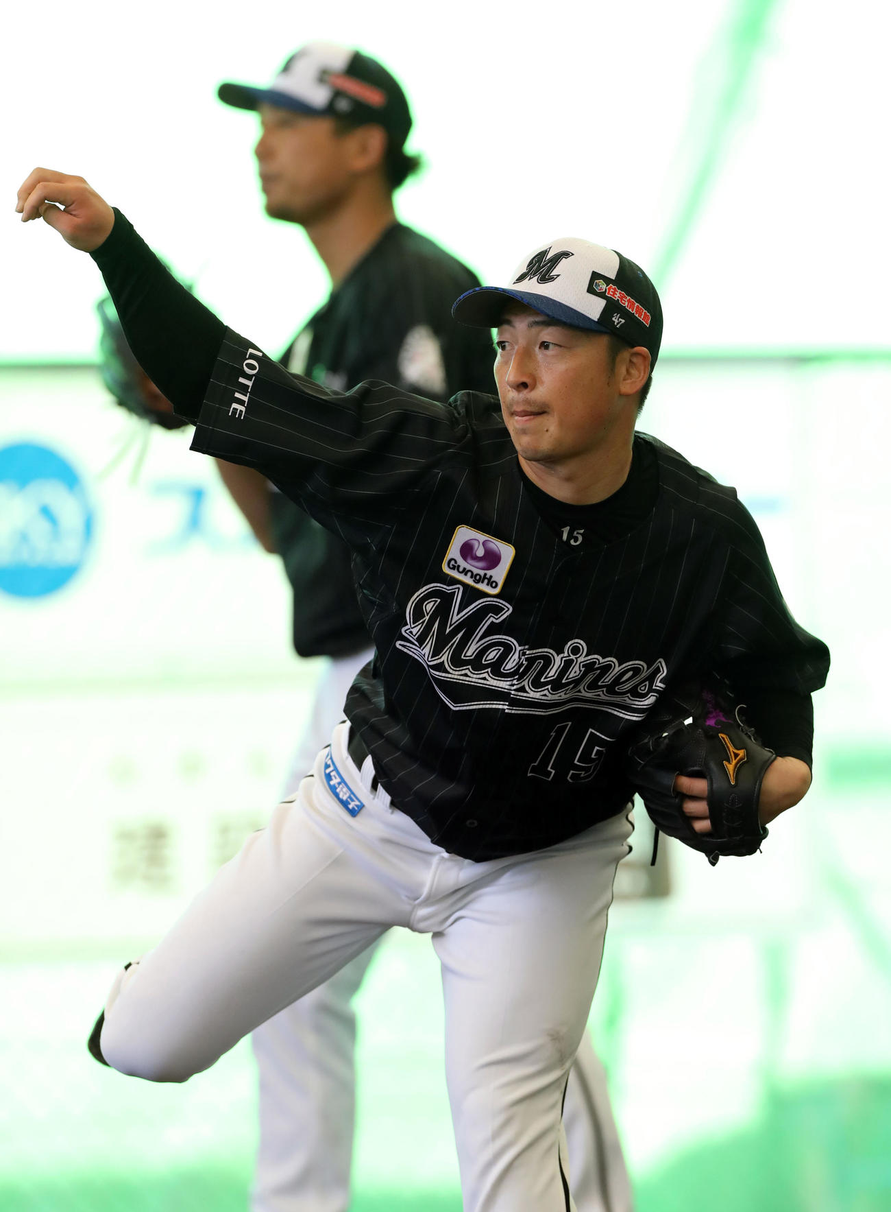 ブルペンで投球練習するロッテ美馬（撮影・垰建太）