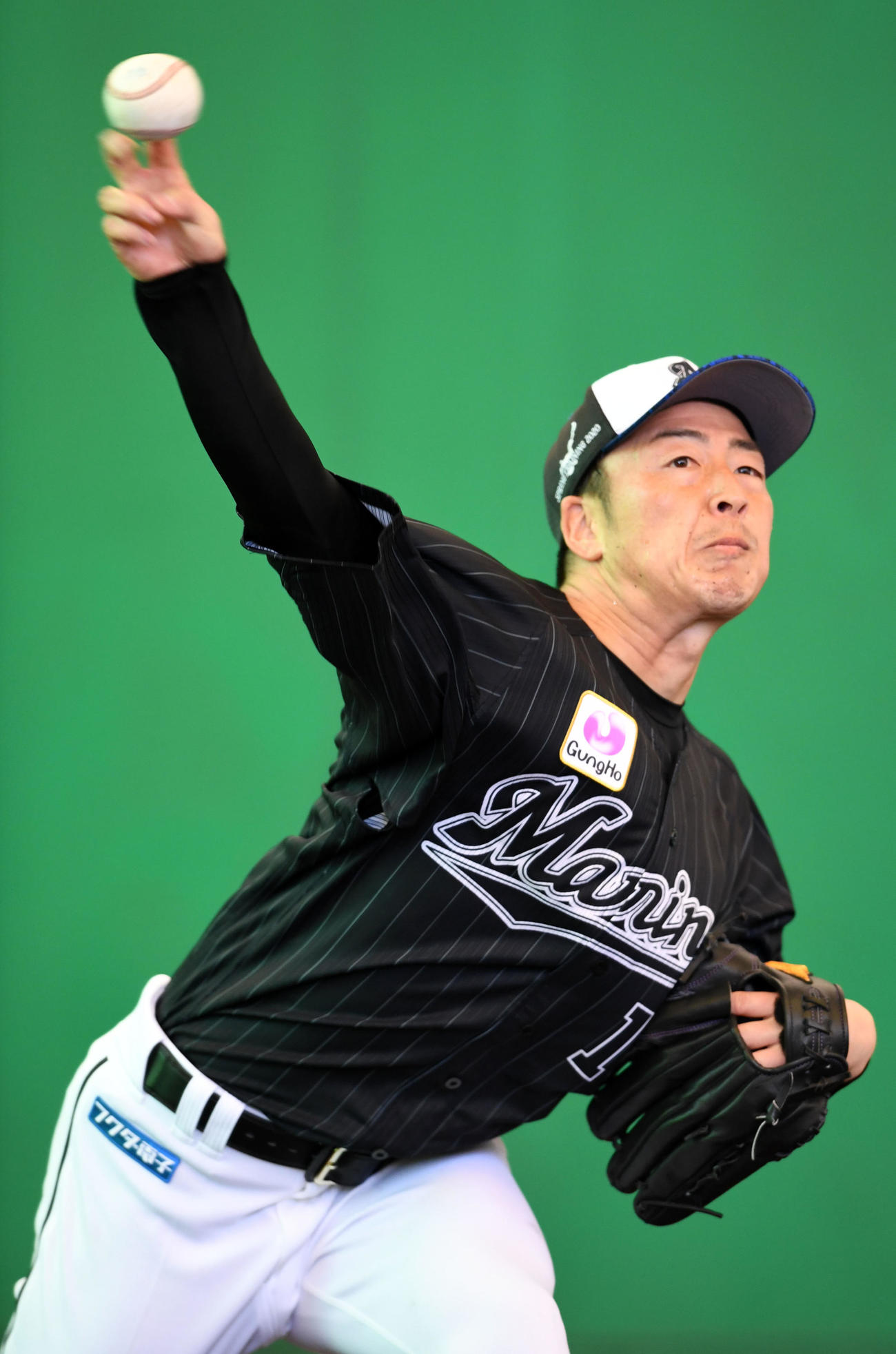 ブルペンで投球練習をするロッテ美馬（撮影・横山健太）