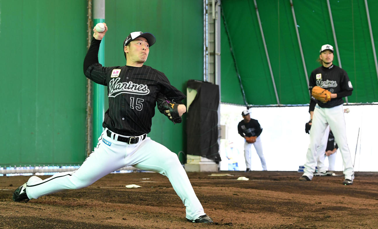 ブルペンで投球練習をするロッテ美馬（左）と石川（撮影・横山健太）