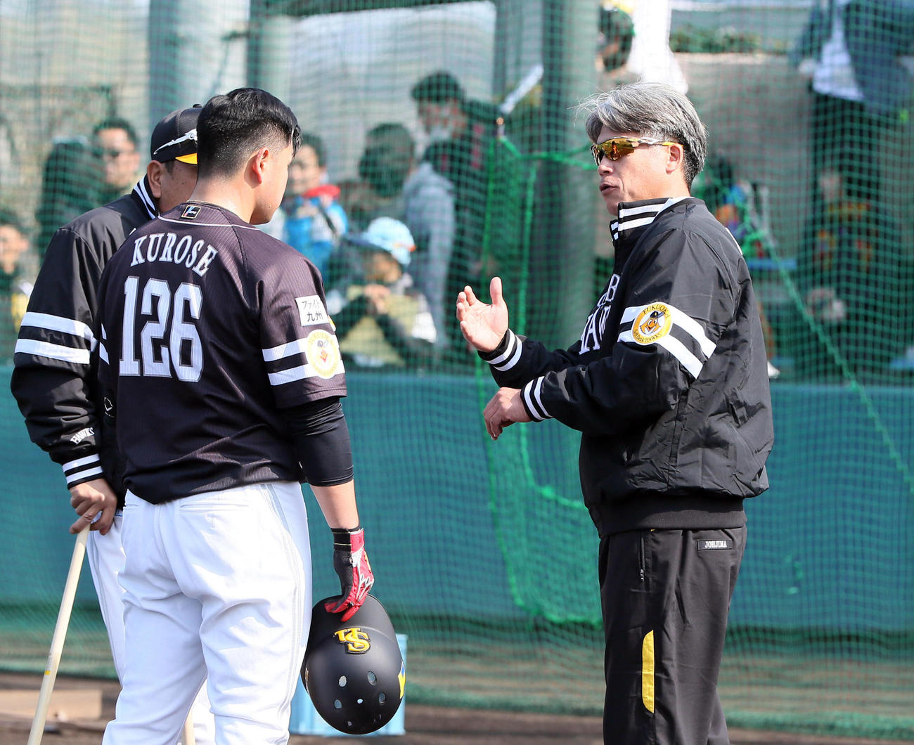 黒瀬（左）を指導する城島球団会長付特別アドバイザー（撮影・栗木一考）