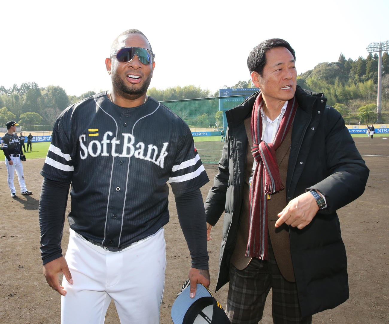 キャンプを訪れた中畑清氏（右）に激励されるウラディミール・バレンティン　（撮影・菊川光一）