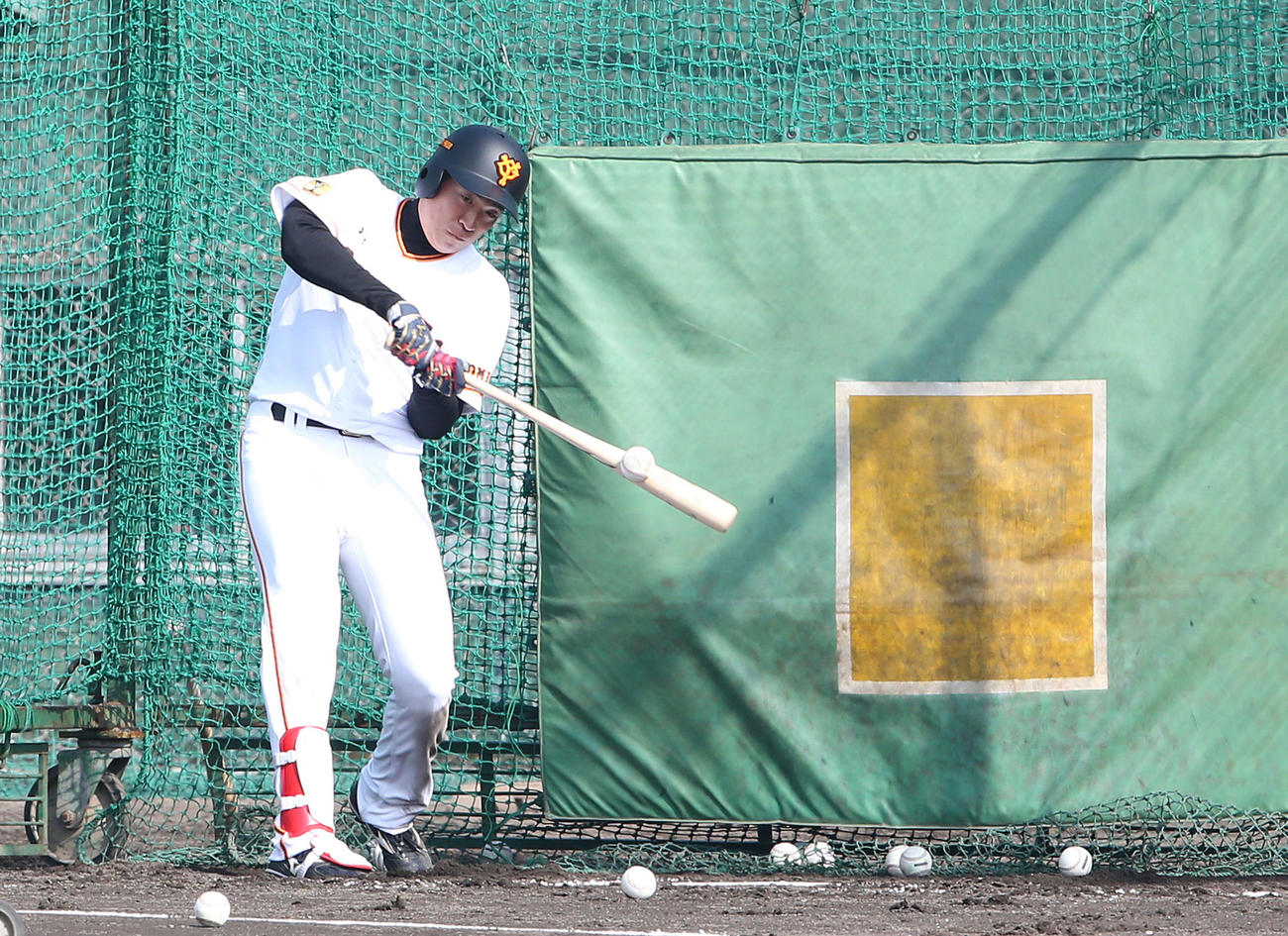 打撃練習を行う巨人伊藤（撮影・河野匠）