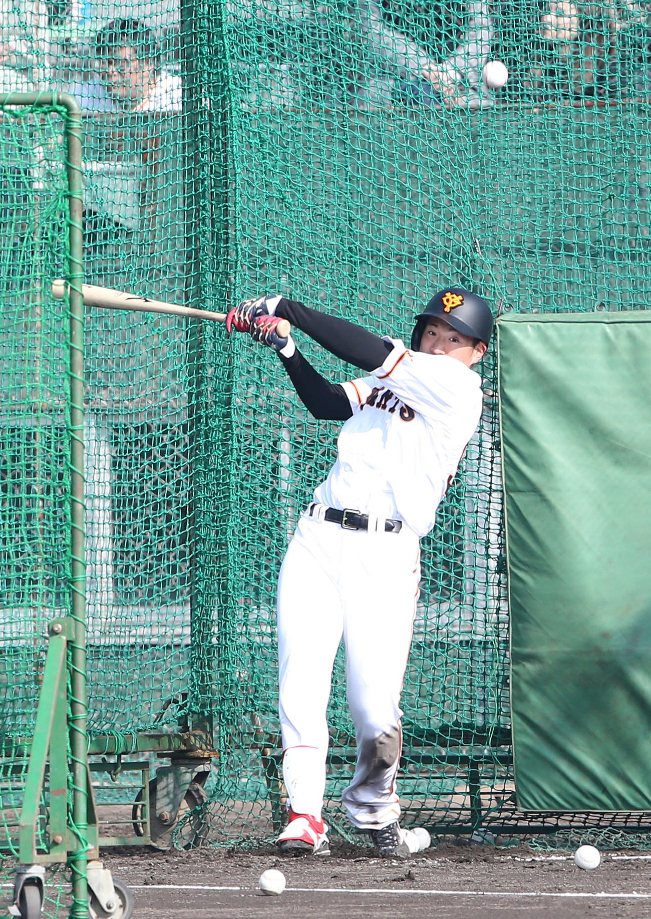 打撃練習を行う巨人伊藤（撮影・河野匠）