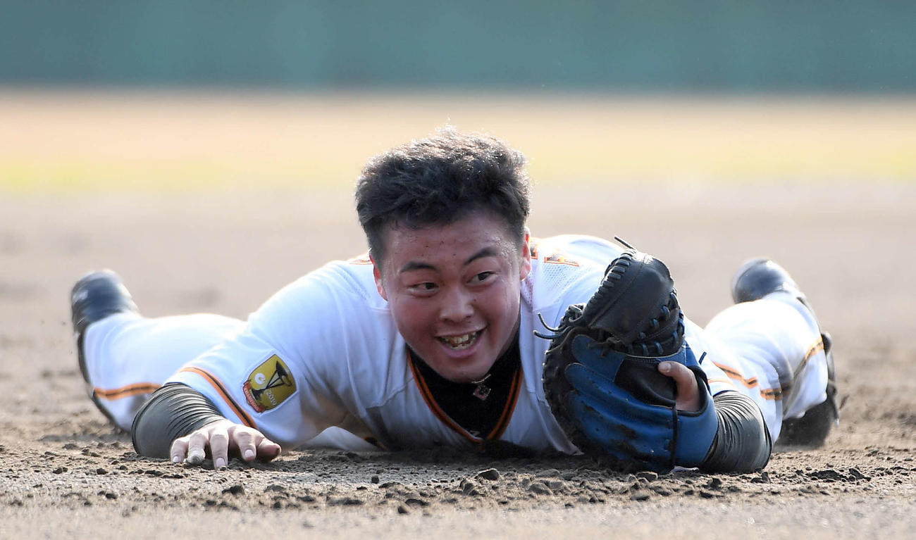 阿部慎之助2軍監督から内・外野の特守を受けた巨人ドラフト5位の山瀬が、ナイスキャッチを連発。ホッとした表情を見せる（撮影・たえ見朱実）