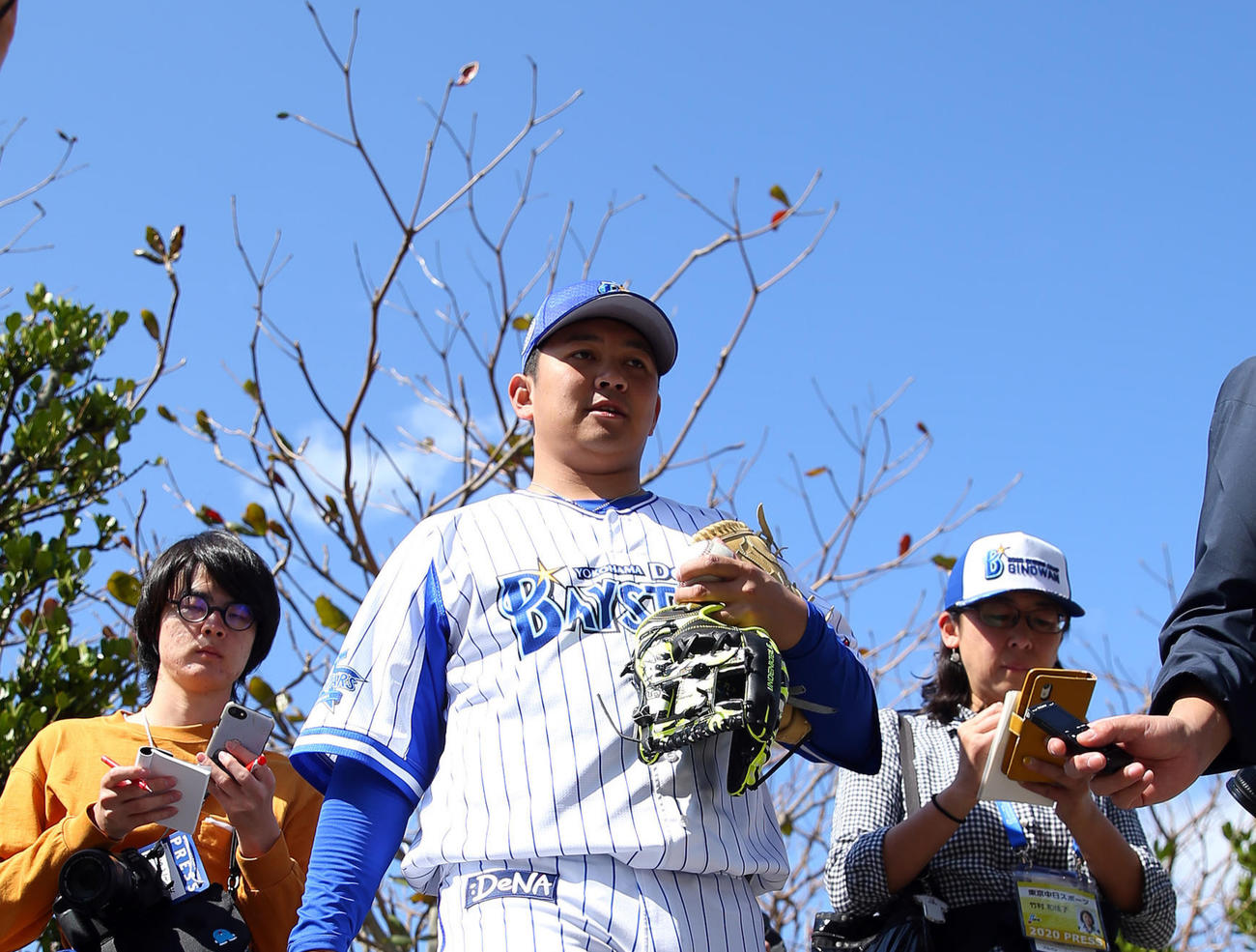 記者を引き連れて移動するDeNA山崎（撮影・大野祥一）