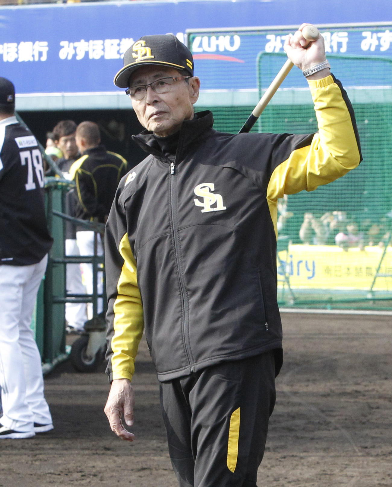練習を見守る王貞治球団会長（撮影・菊川光一）