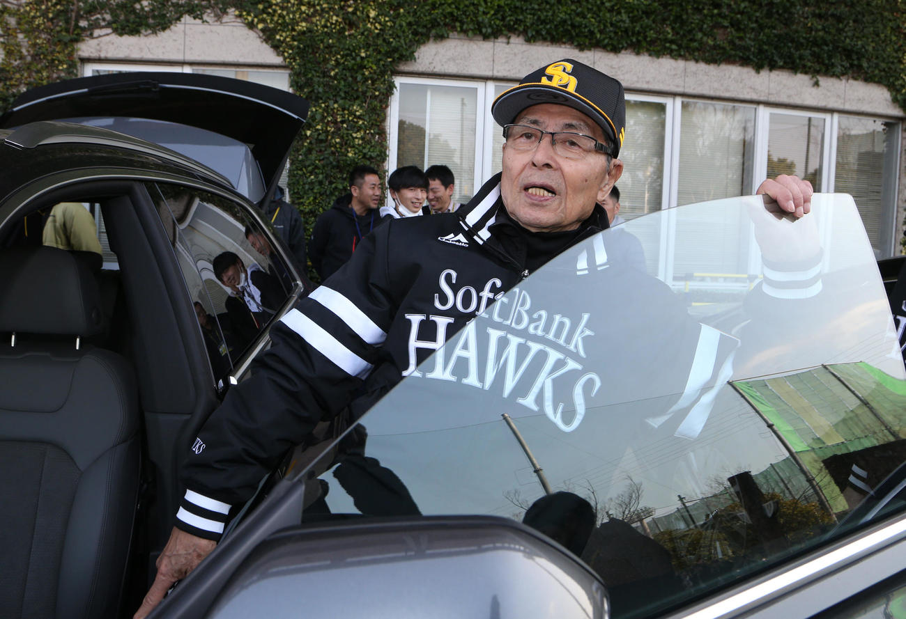 引き揚げる王ソフトバンク球団会長（撮影・栗木一考）