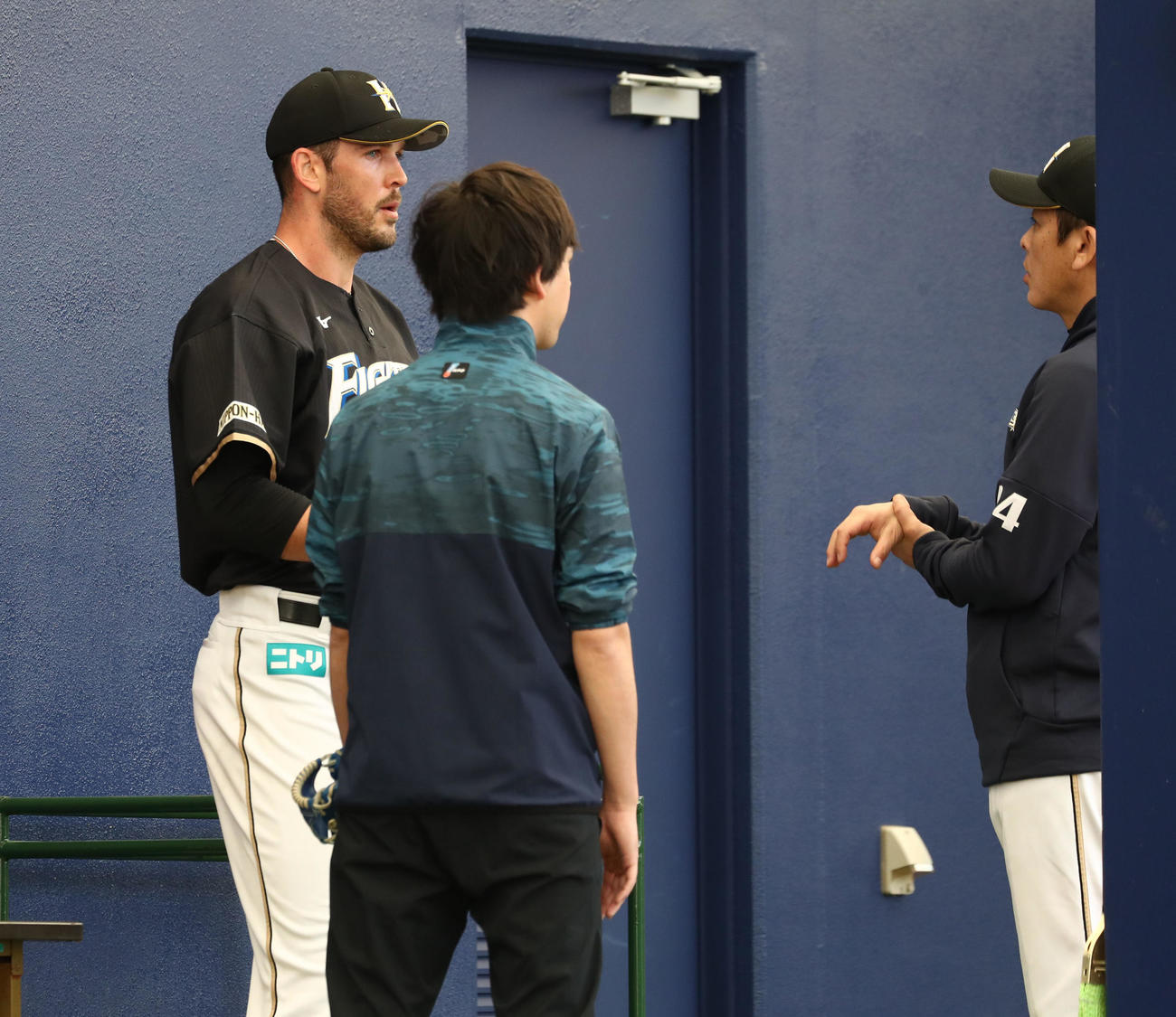 投球後、厚沢ベンチコーチ兼投手コーチ（右）と話すバーヘイゲン（撮影・黒川智章）