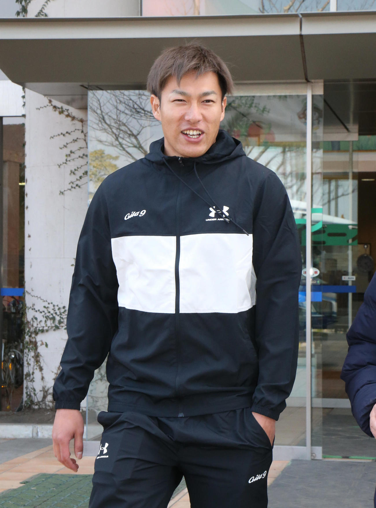 笑顔で引き揚げる柳田（撮影・栗木一考）