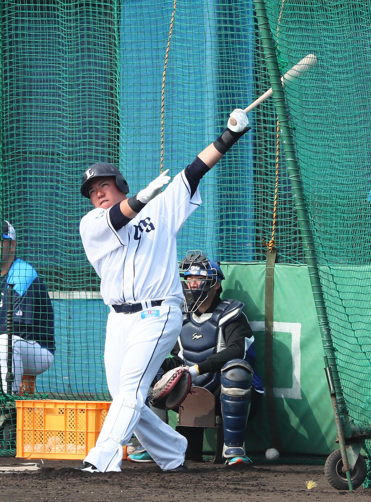 フリー打撃で柵越えの当たりを放つ西武山川（撮影・足立雅史）