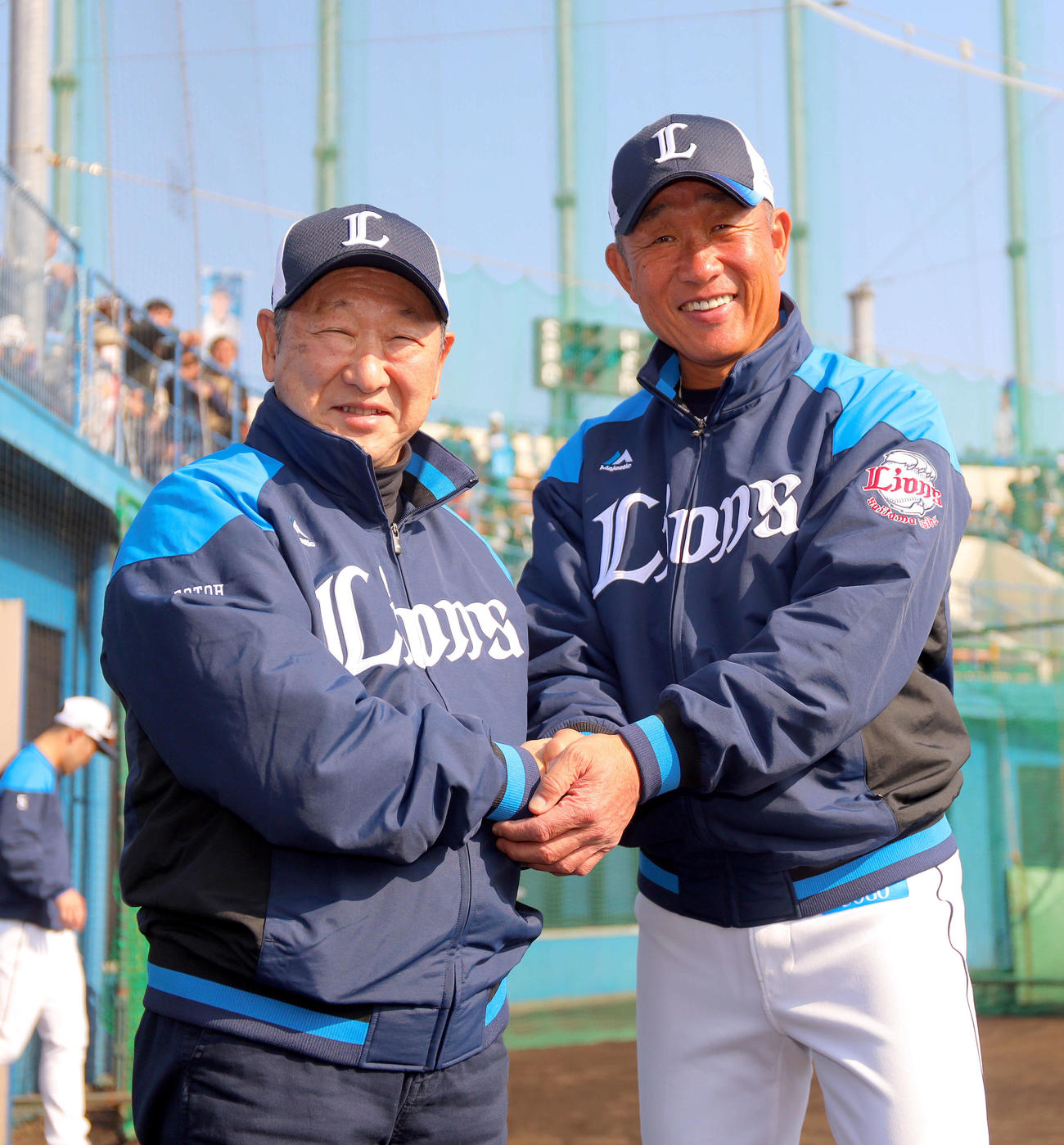 激励に来た西武後藤オーナー（左）と笑顔でがっちり握手を交わす辻監督（撮影・河田真司）