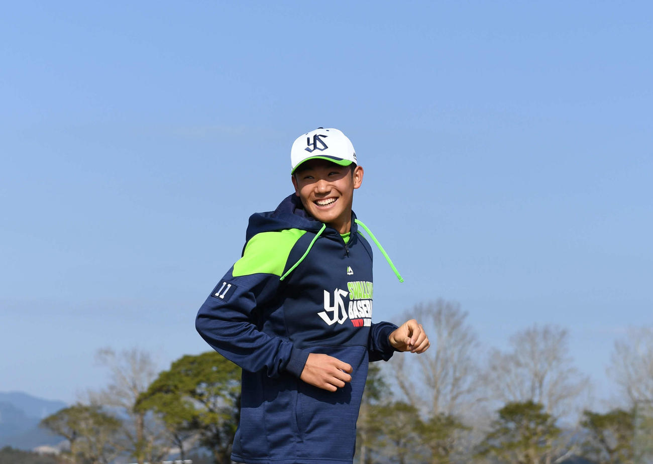笑顔で練習を行うヤクルト奥川（撮影・鈴木みどり）