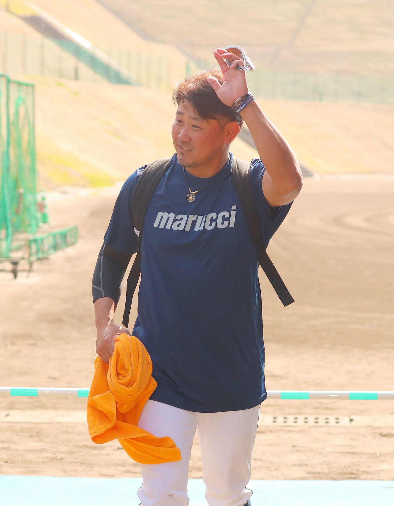 午前中の練習を切り上げファンの声援に手を挙げ応える西武松坂（撮影・河田真司）