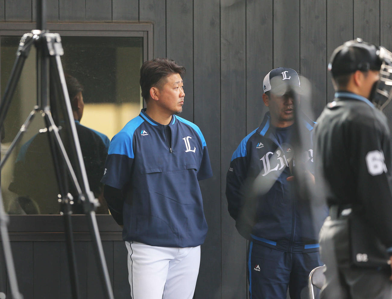 ブルペンで西武ショーン・ノリンの投球を見つめる松坂（撮影・河田真司）
