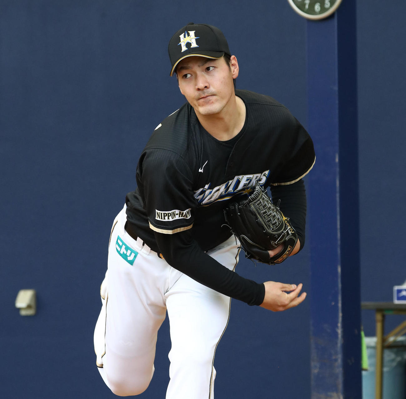 ブルペンで投球する日本ハム有原（撮影・黒川智章）