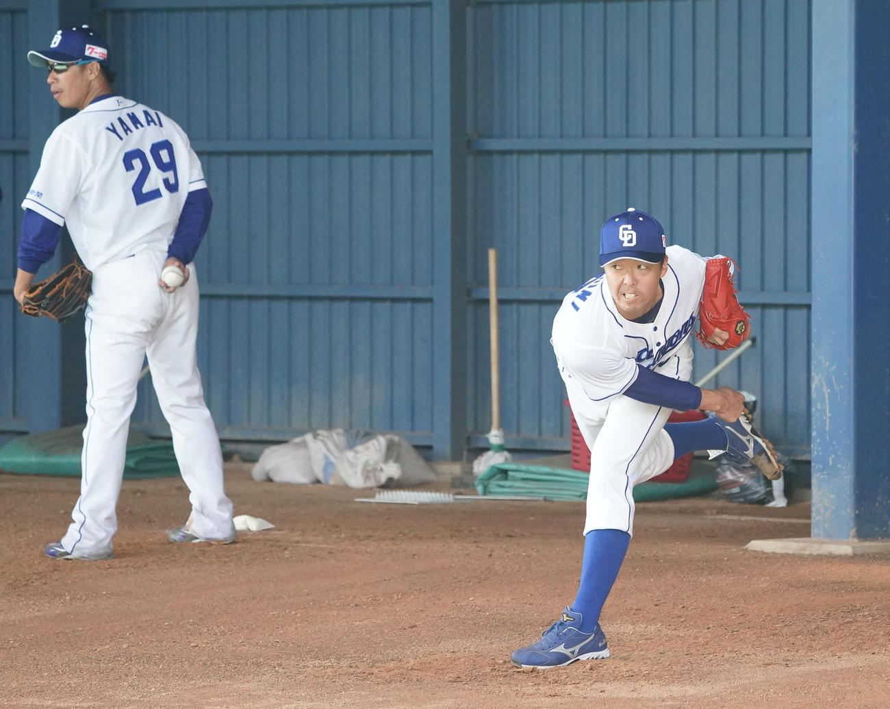 ブルペンで投球練習をする吉見一起（右）と山井大介（左）（撮影・森本幸一）