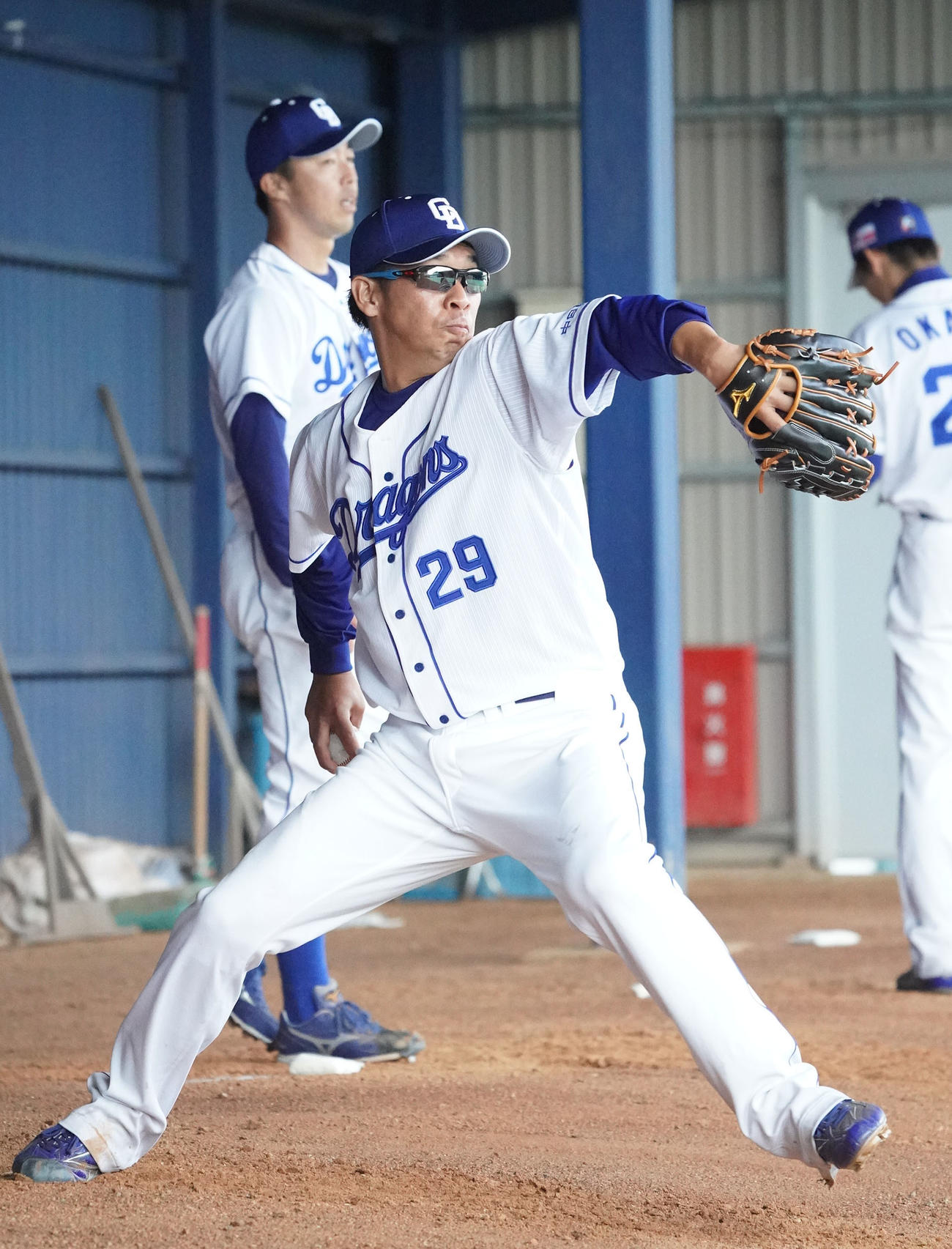 ブルペンで投球練習をする山井大介（手前）奥は吉見一起（撮影・森本幸一）
