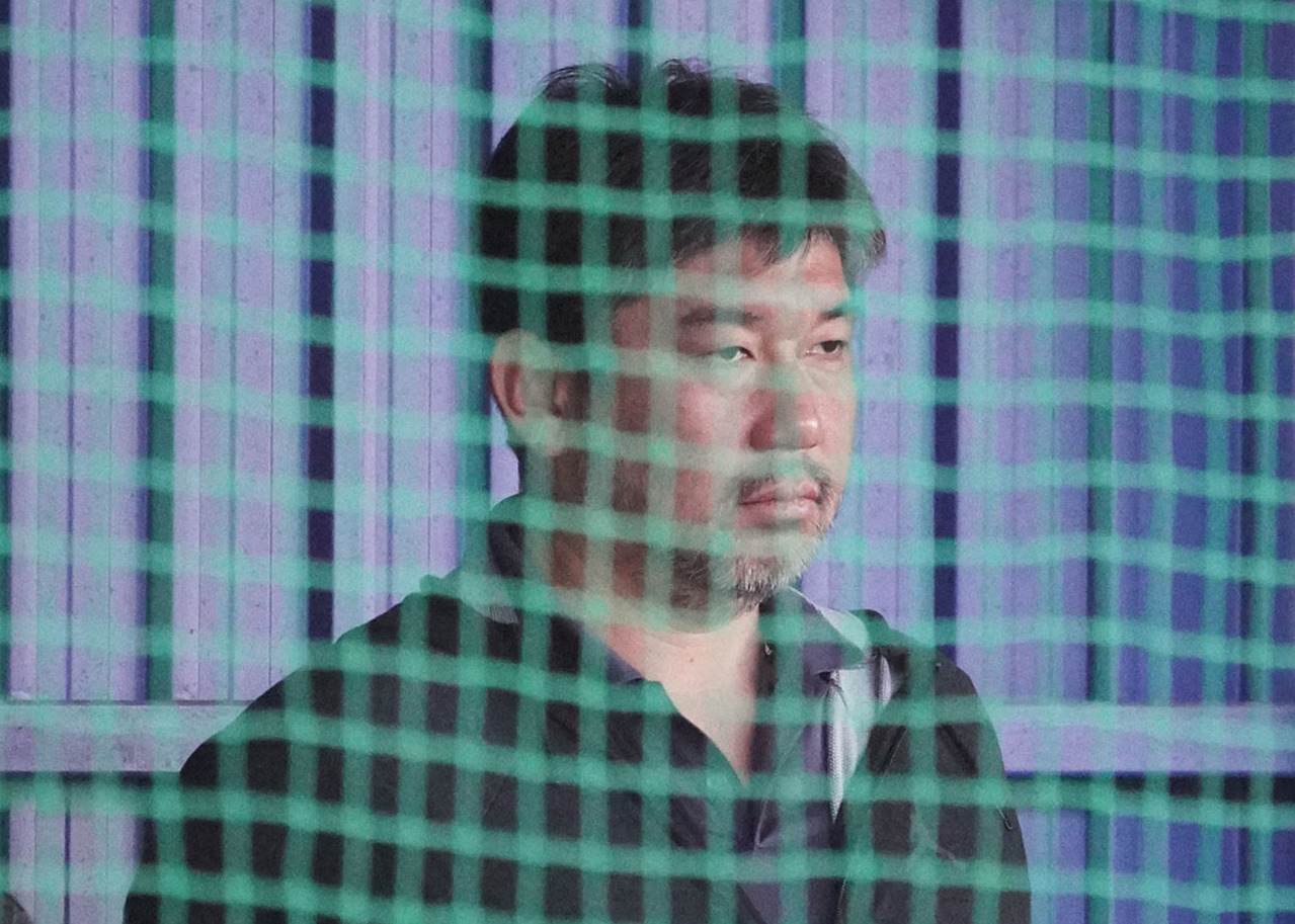 ブルペンで投手陣の投球練習を見つめる野茂英雄氏（撮影・森本幸一）