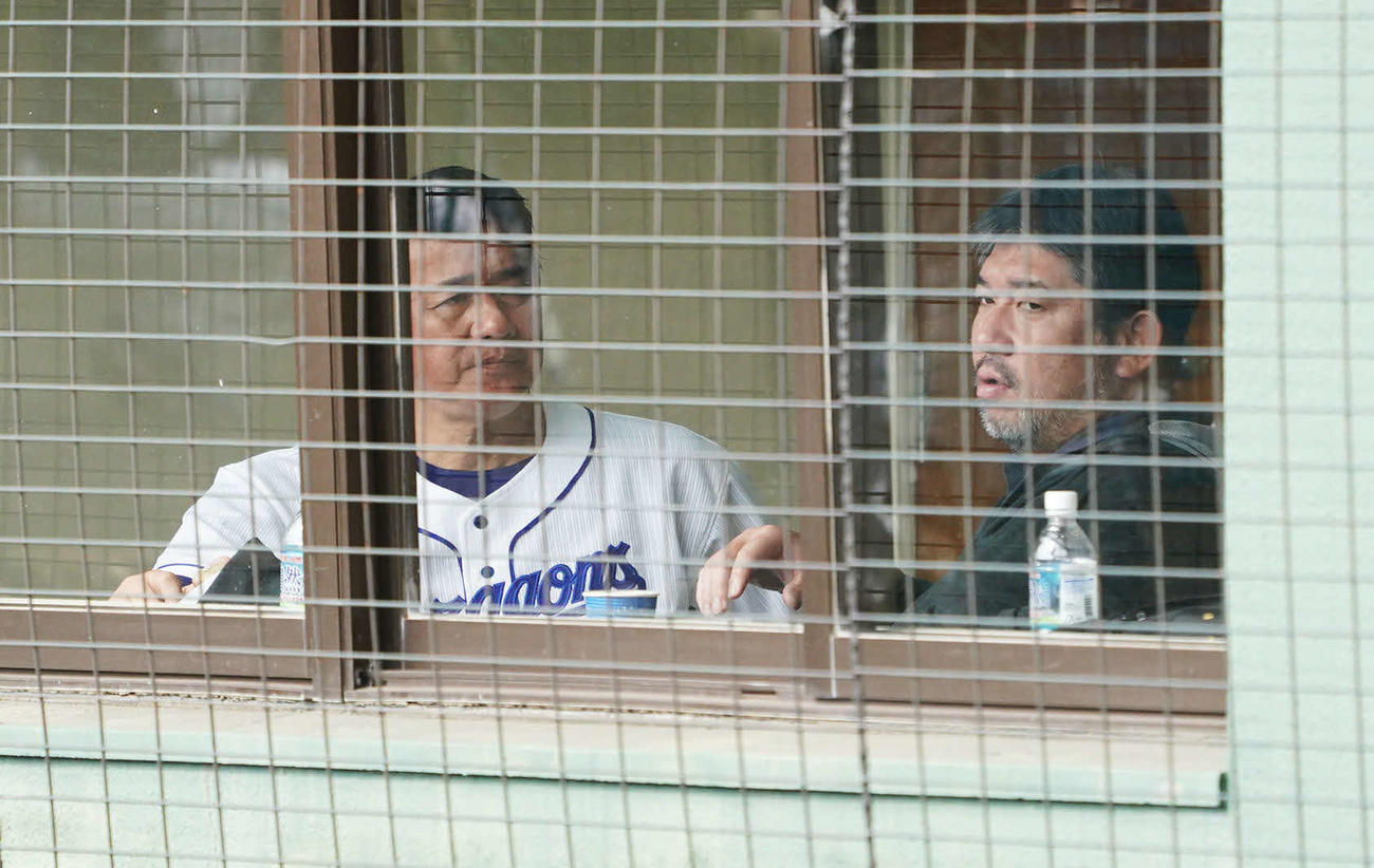 球場の一室で話し合う与田監督（左）と野茂英雄氏（撮影・森本幸一）