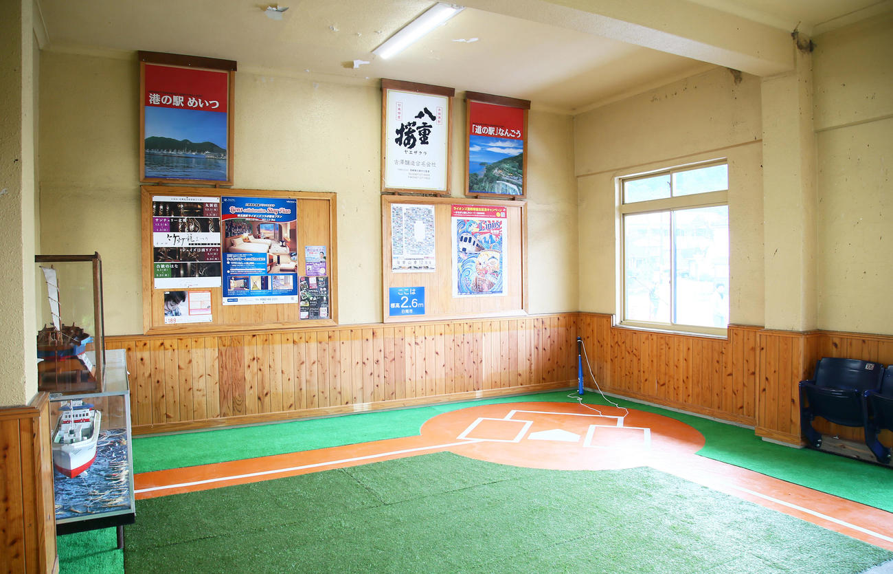 JR南郷駅の愛称「ライオンズ南郷駅」のセレモニーが行われ野球場をイメージした内観が披露された（撮影・足立雅史）