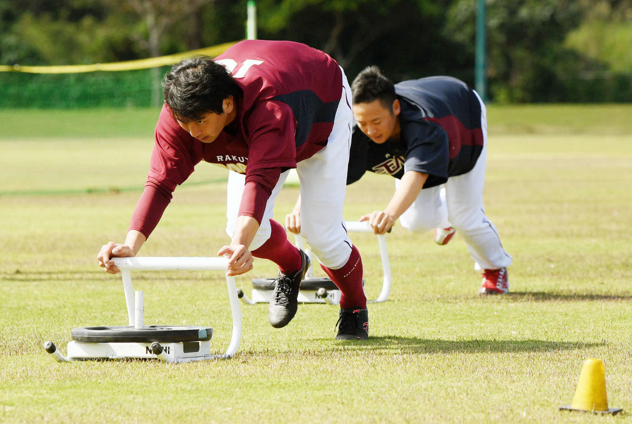 トレーニングする楽天涌井（手前）と松井（撮影・滝沢徹郎）