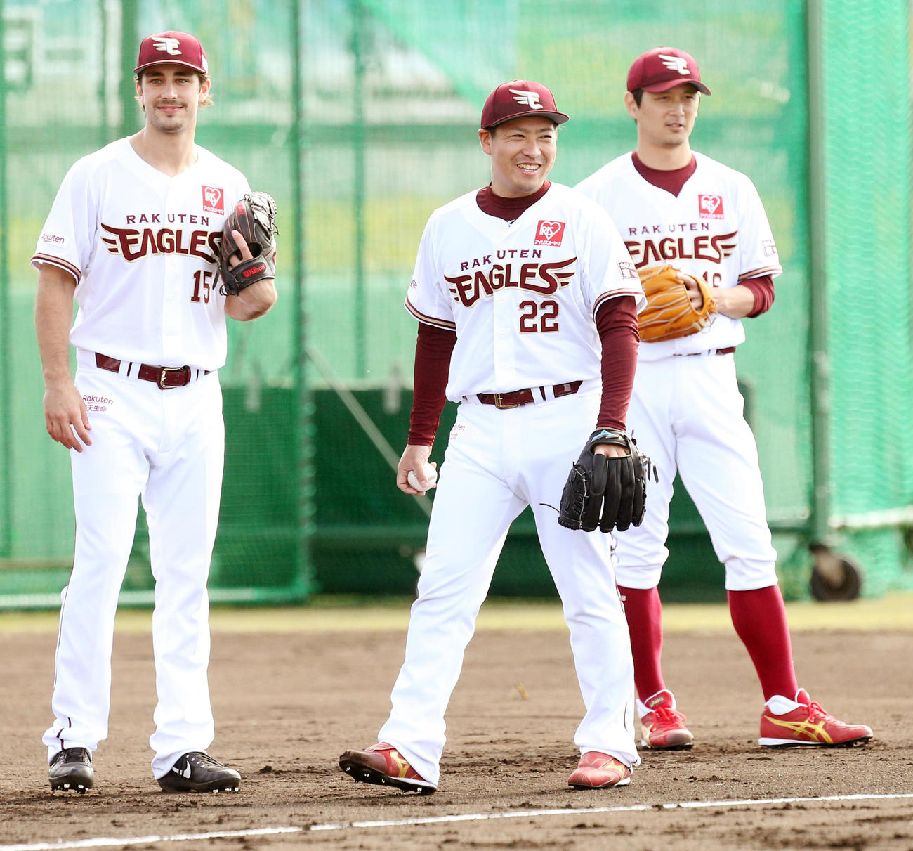 投内連係練習で笑顔を見せる楽天牧田（中央）。左はシャギワ、右は涌井（撮影・野上伸悟）